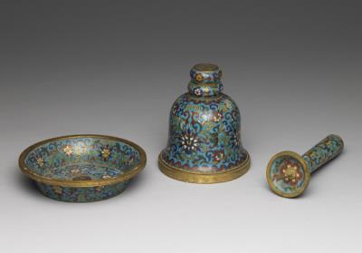 图片[2]-“Five Altar Offerings” in cloisonne enamels – Candle stand, Qing dynasty, Qianlong reign (1736-1795)-China Archive